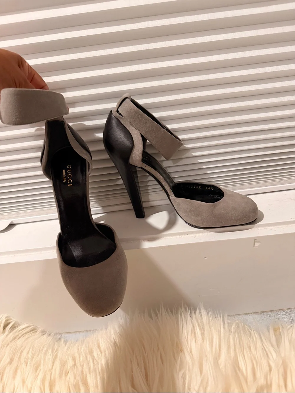 Gucci Designer Heels – Authentic – Size 36.5 (US 6.5 approx.)
Style/Code: 323562 - Picture 4 of 9